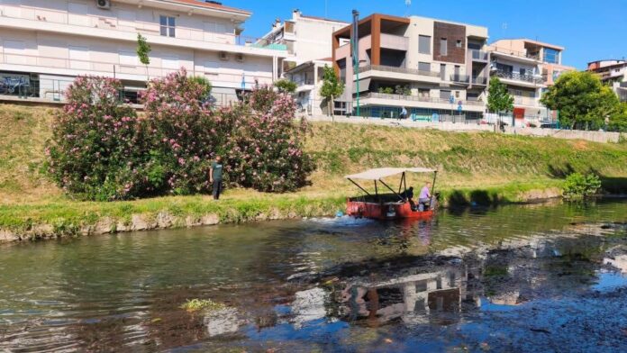 Ο Δήμος Τρικκαίων καθαρίζει την κοίτη του Ληθαίου ποταμού στο αστικό κέντρο