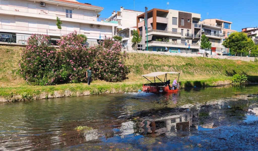 Ο Δήμος Τρικκαίων καθαρίζει την κοίτη του Ληθαίου ποταμού στο αστικό κέντρο
