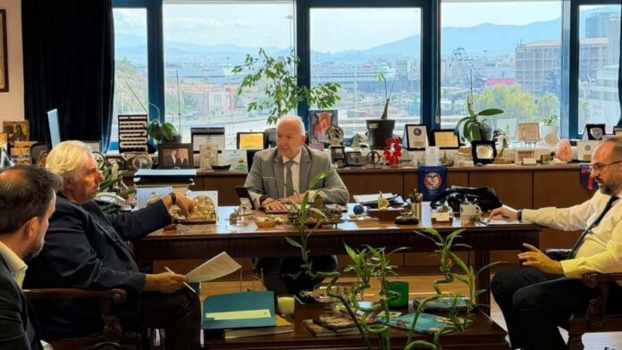 Δήμαρχος Τήνου με τον Υφ. Ναυτιλίας: Νερό, λιμάνι και υποδομές στο επίκεντρο