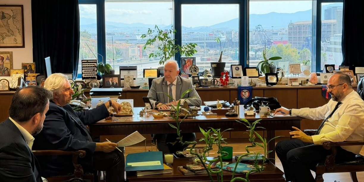 Δήμαρχος Τήνου με τον Υφ. Ναυτιλίας: Νερό, λιμάνι και υποδομές στο επίκεντρο