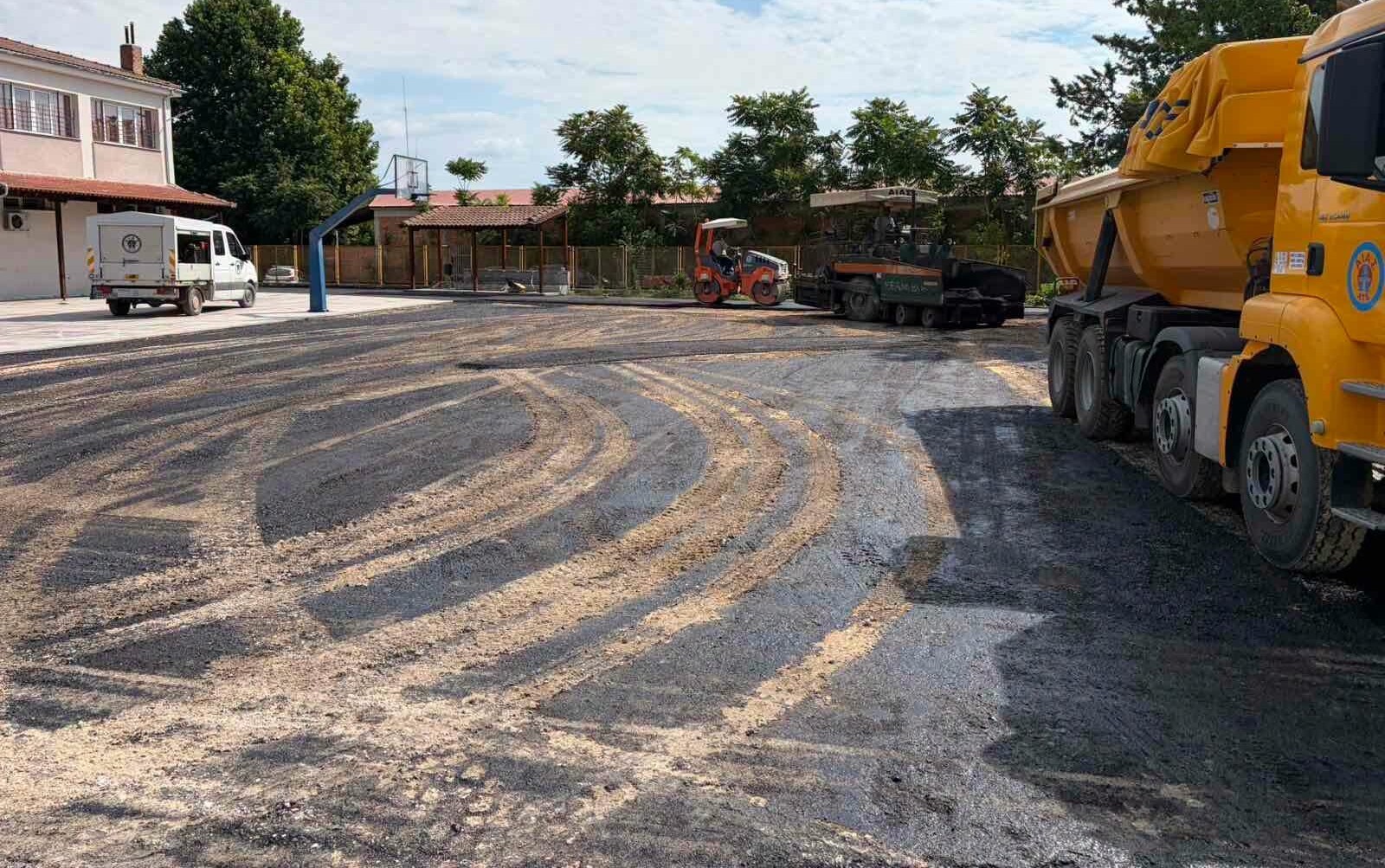 1ο Δημοτικό Σχολείο Τυρνάβου: ολοκληρώθηκε η διαμόρφωση του προαύλιου χώρου