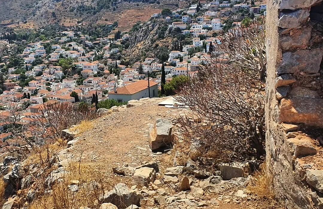 Δ. Ύδρας: Ξεκίνησε η αποκατάσταση τριών ερειπωμένων ανεμόμυλων