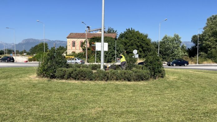 Καθαρισμός και ευπρεπισμός χώρων πρασίνου συνεχίζεται στον Δήμο Τρικκαίων