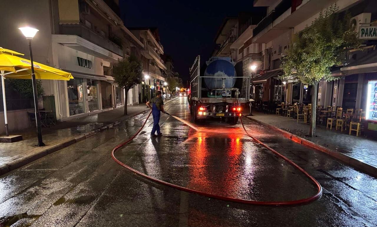 Συνεργεία του Δήμου Μετεώρων καθαρίζουν οδούς της Καλαμπάκας