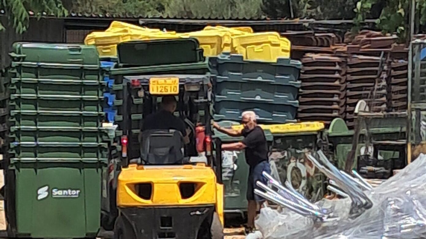 Ξεκίνησε η παραλαβή νέων κάδων απορριμμάτων στον Δήμο Ζωγράφου