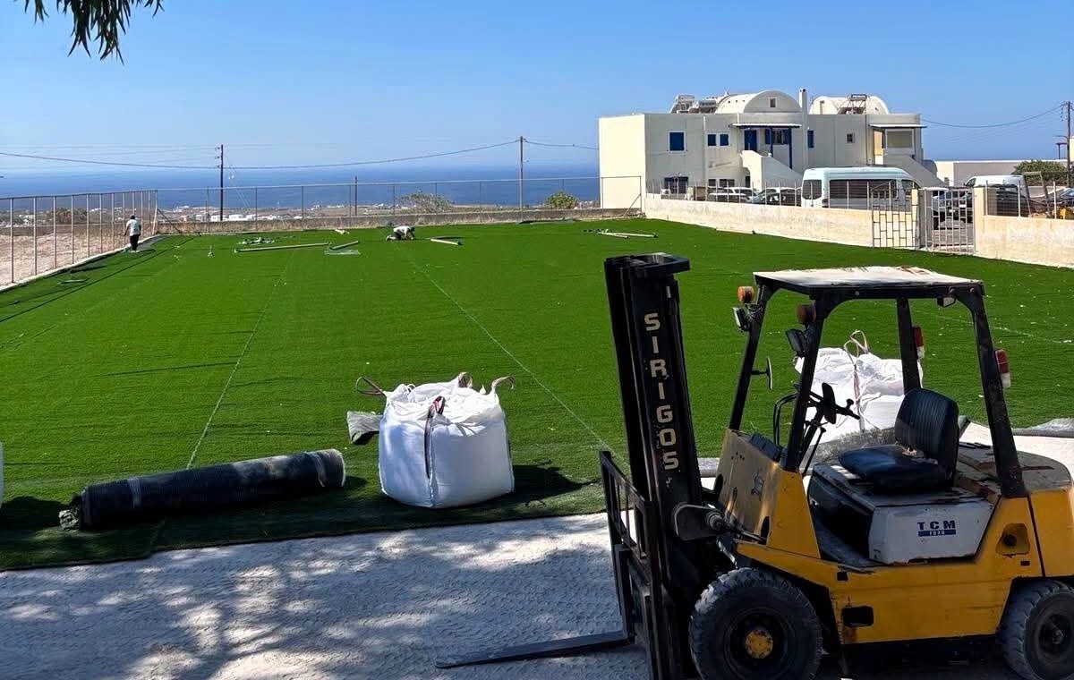Δ. Θήρας: Τοποθέτηση χλοοτάπητα στο Δημοτικό Γήπεδο Μεγαλοχωρίου για νέα εποχή