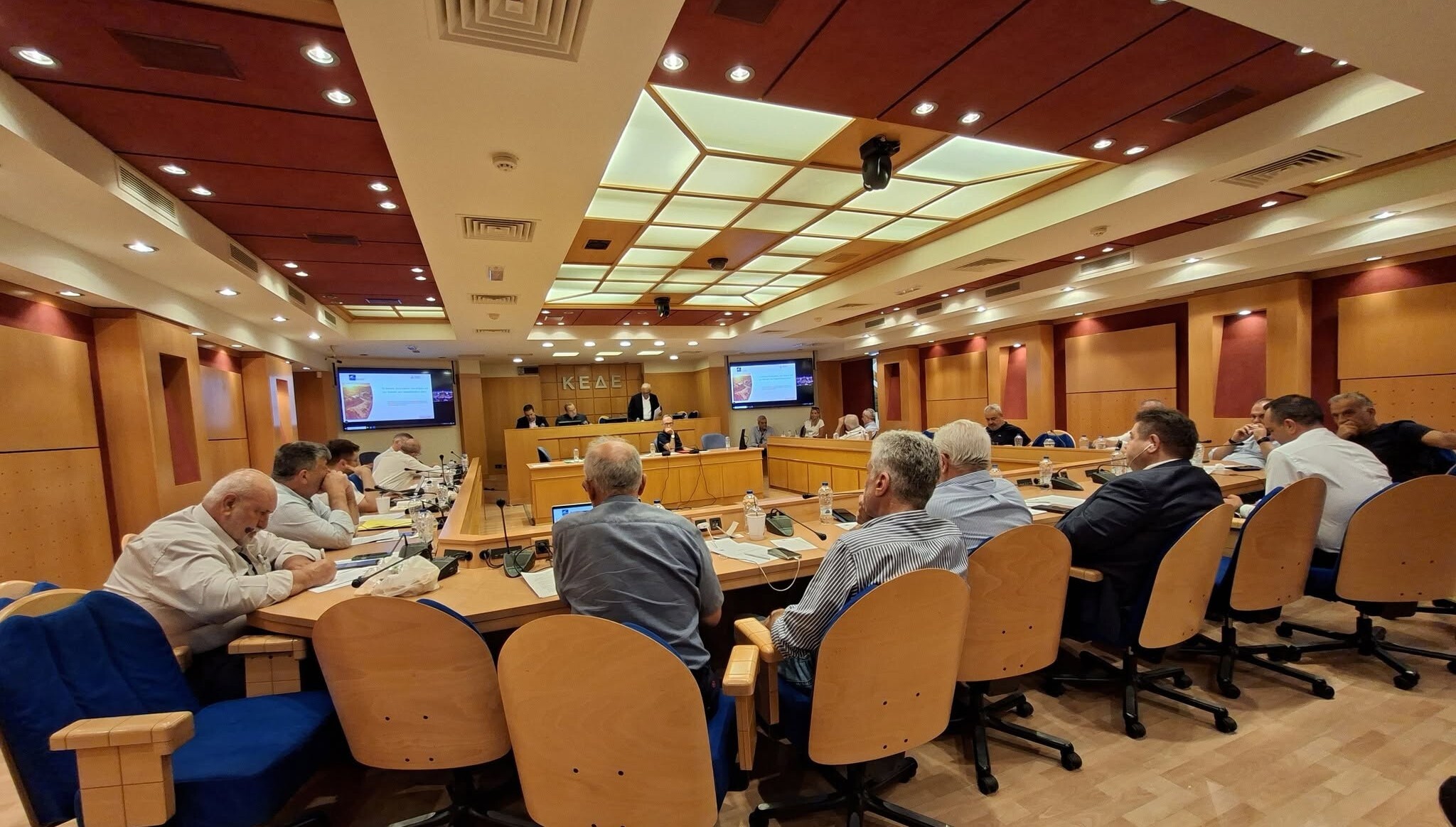 ΚΕΔΕ: Στον πάτο της ΕΕ η Αυτοδιοίκηση στην Ελλάδα – 2,55 δις ευρώ η «τρύπα» λειτουργικού κόστους