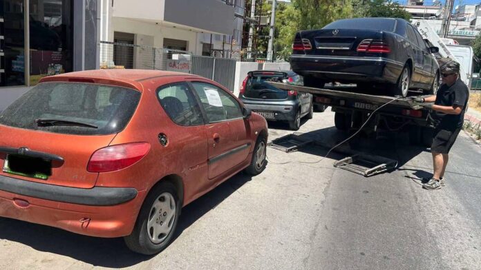 Άγ. Δημήτριο: Συνεχίζεται η απομάκρυνση εγκαταλελειμμένων οχημάτων και δίκυκλων