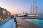 Δ.Ρόδου: Ο ξύλινος πεζόδρομος από την Τάφρο μέχρι το Τουριστικό Λιμάνι έτοιμος