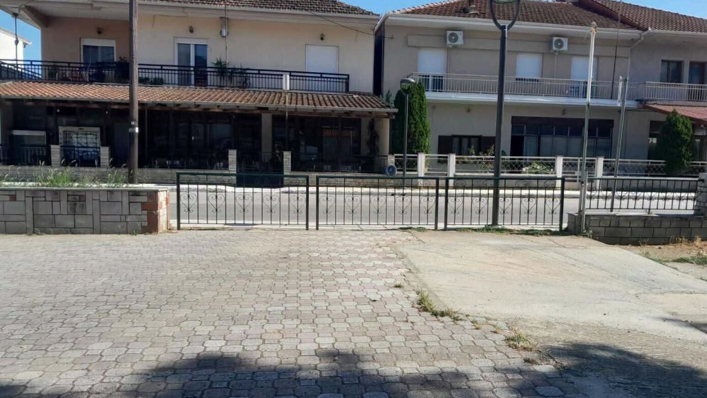 Δ.Καστοριάς: Προστατευτικά κιγκλιδώματα στην κεντρική πλατεία της Δ.Κ. Κολοκυνθούς