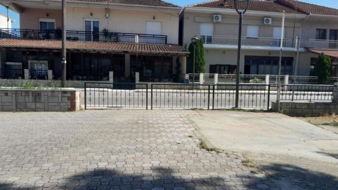 Δ.Καστοριάς: Προστατευτικά κιγκλιδώματα στην κεντρική πλατεία της Δ.Κ. Κολοκυνθούς