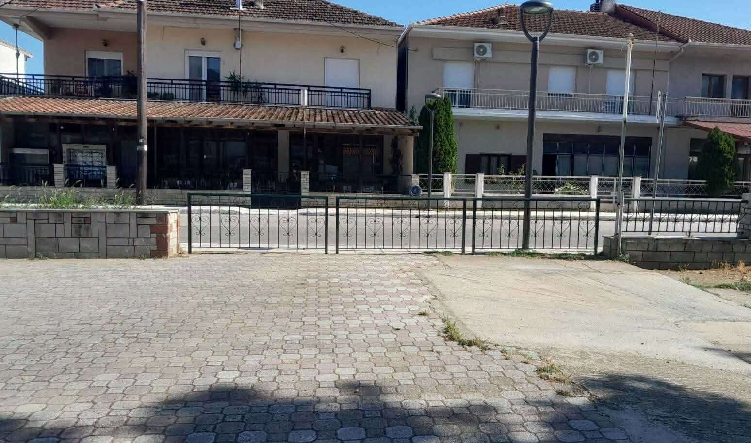 Δ.Καστοριάς: Προστατευτικά κιγκλιδώματα στην κεντρική πλατεία της Δ.Κ. Κολοκυνθούς