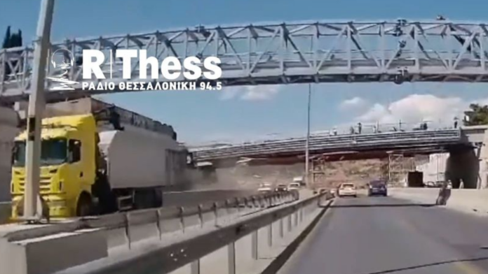 Γερανοφόρο «παρέσυρε» τμήμα από γέφυρα Πανοράματος – Δείτε βίντεο
