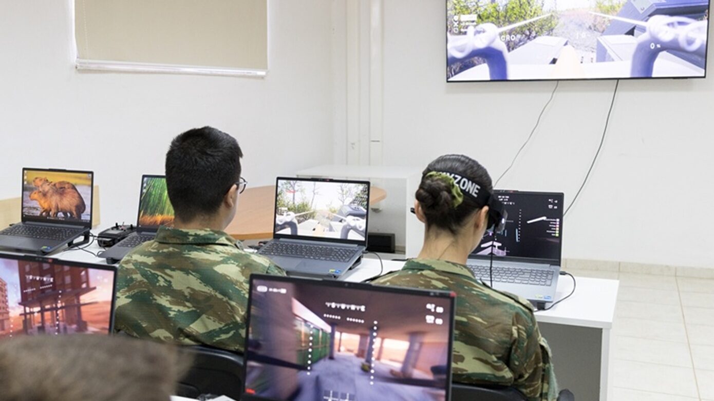 Ο Ελληνικός στρατός μπαίνει στην εποχή του υβριδικού πολέμου: Πώς εκπαιδεύεται η νέα γενιά χειριστών drone