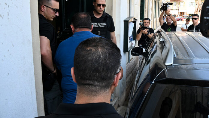 Αστυνομικοί που συνελήφθησαν για την αιματηρή καταδίωξη του 20χρονου στα δικαστήρια Ναυπλίου