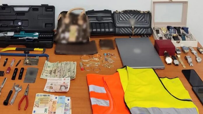 Δύο αλλοδαποί συνελήφθησαν για διαρρήξεις σε σπίτια στην Αττική – Παρίσταναν τους τεχνικούς