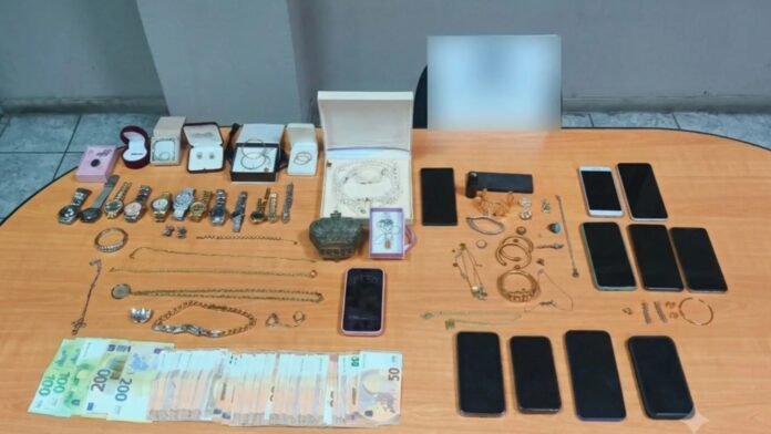 Σπείρα που «χτυπούσε» κοσμηματοπωλεία με κλεμμένα οχήματα συνελήφθη – Πάνω από 370.000 ευρώ η λεία τους