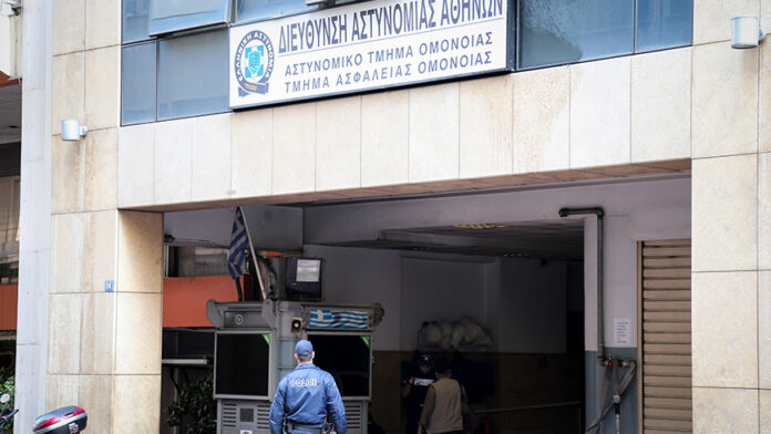 Ο εισαγγελέας ζήτησε την αθώωση των αστυνομικών για τον ομαδικό βιασμό 19χρονης στο Α.Τ. Ομονοίας
