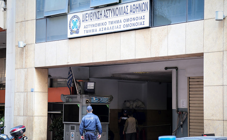 Ο εισαγγελέας ζήτησε την αθώωση των αστυνομικών για τον ομαδικό βιασμό 19χρονης στο Α.Τ. Ομονοίας