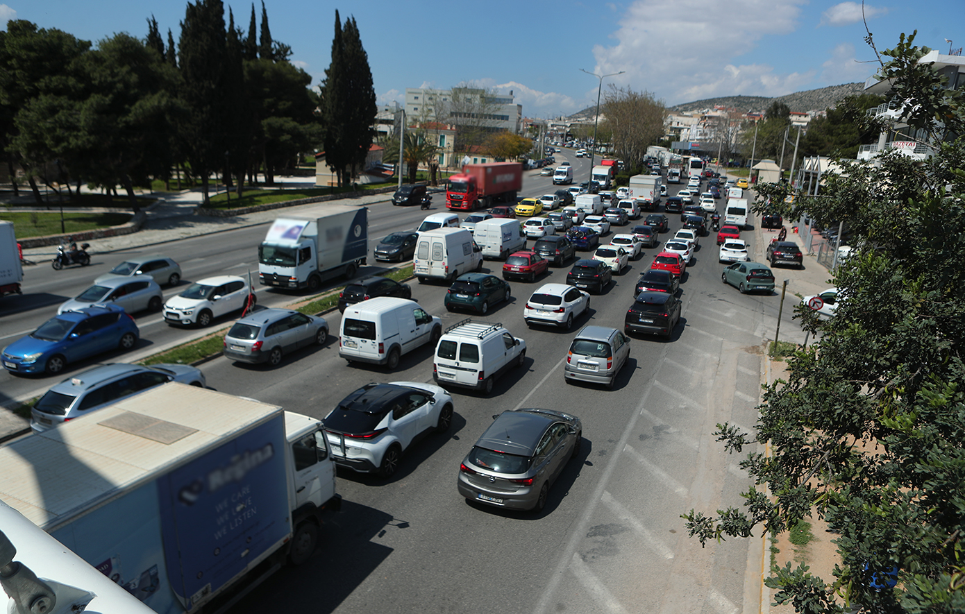 Μεγάλη καλοκαιρινή έξοδος των Αθηναίων: Μποτιλιάρισμα σε Κηφισό, Αθηνών-Κορίνθου και Αττική Οδό, κίνηση και στον Πειραιά