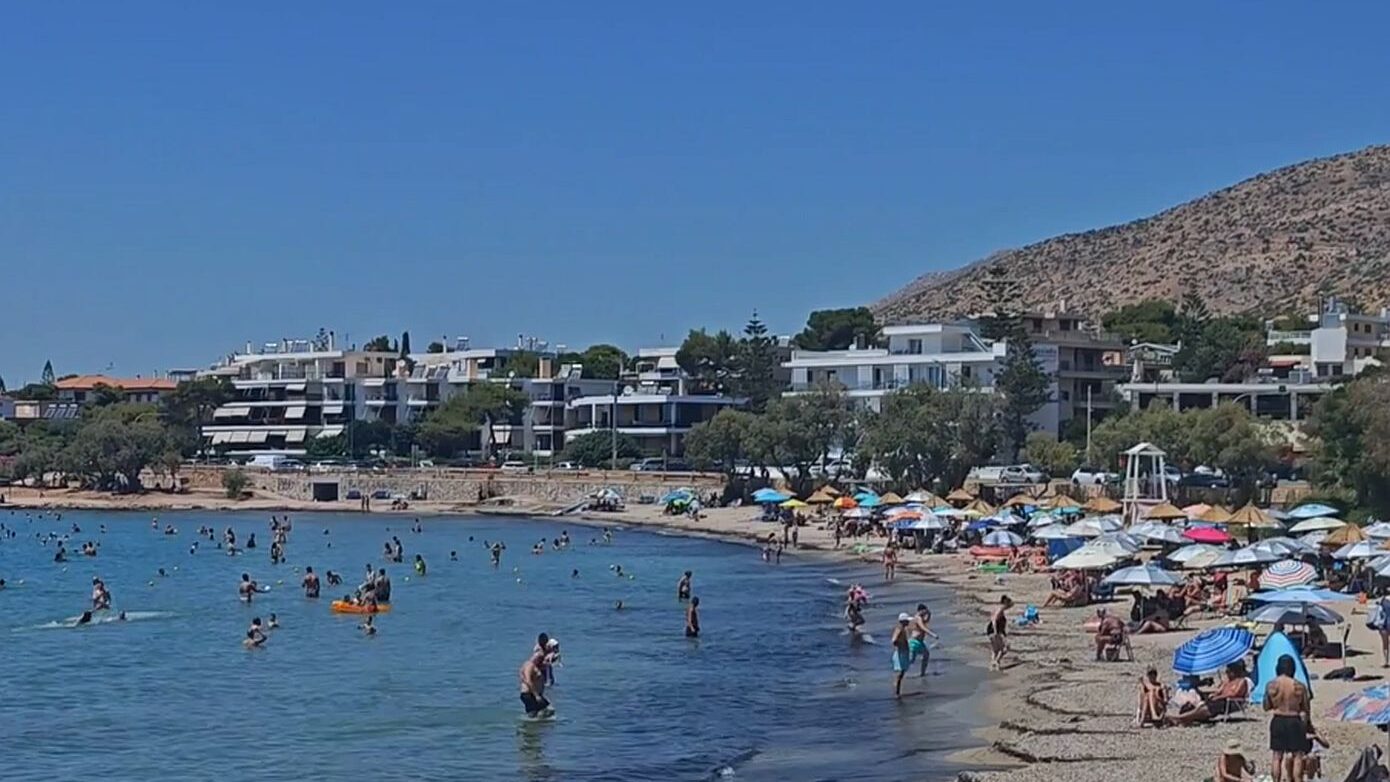 Παραλίες της Αττικής: Στους 35 βαθμούς ο υδράργυρος – βίντεο