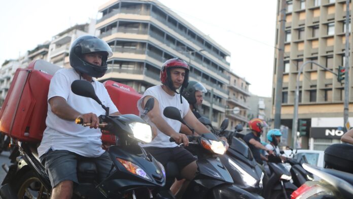 Κόκκινη κάρτα» από τους διανομείς φαγητού – Στάση εργασίας στην Αθήνα την ώρα του τελικού του Μουντιάλ