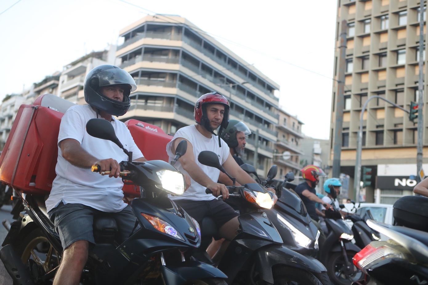 Κόκκινη κάρτα» από τους διανομείς φαγητού – Στάση εργασίας στην Αθήνα την ώρα του τελικού του Μουντιάλ