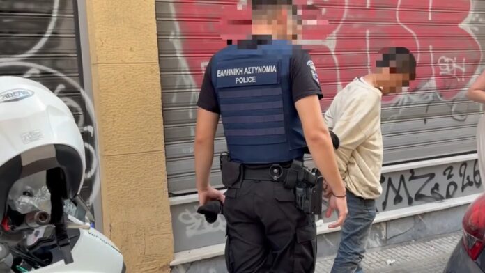 Ομάδα ΔΙ.ΑΣ πιάνει στα πράσα διαρρήκτη αυτοκινήτου στην Ομόνοια – Βίντεο