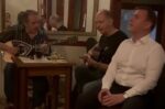 Παναγιώτης Δουδωνής του ΠΑΣΟΚ τραγουδά την «Παράξενη Κοπέλα» σε ταβέρνα με ζωντανή μουσική – βίντεο