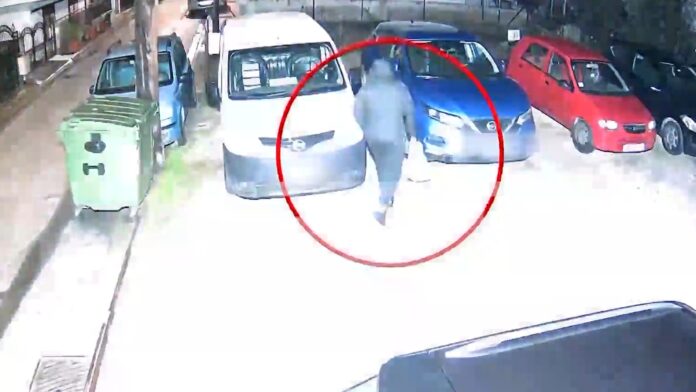 Εμπρηστική επίθεση σε αυτοκίνητο γυναίκας στη Λάρισα: βίντεο-ντοκουμέντο καρέ-καρέ