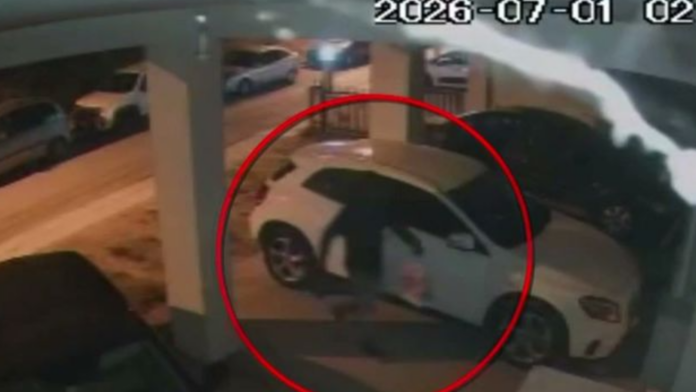 Θεσσαλονίκη: Η στιγμή που ο δράστης τοποθετεί τα γκαζάκια σε εμπρηστική επίθεση