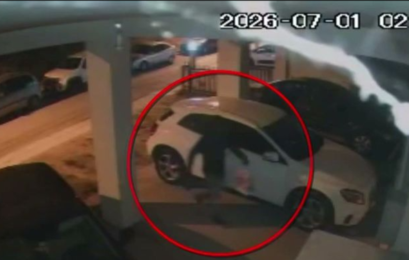 Θεσσαλονίκη: Η στιγμή που ο δράστης τοποθετεί τα γκαζάκια σε εμπρηστική επίθεση