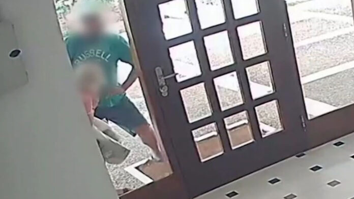 Παλαιό Φάληρο: Άγνωστος όρμηξε σε γυναίκα για να τη ληστέψει στην είσοδο της πολυκατοικίας της – Βίντεο
