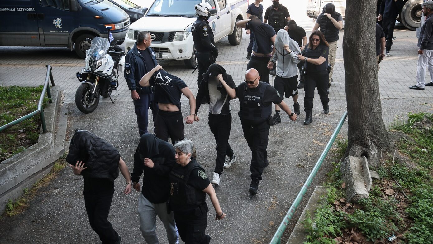 13 κατηγορούμενοι κρίθηκαν ένοχοι για τη συμμετοχή τους στην «Εθνικιστική Νεολαία Θεσσαλονίκης» – Τι ποινές επιβλήθηκαν