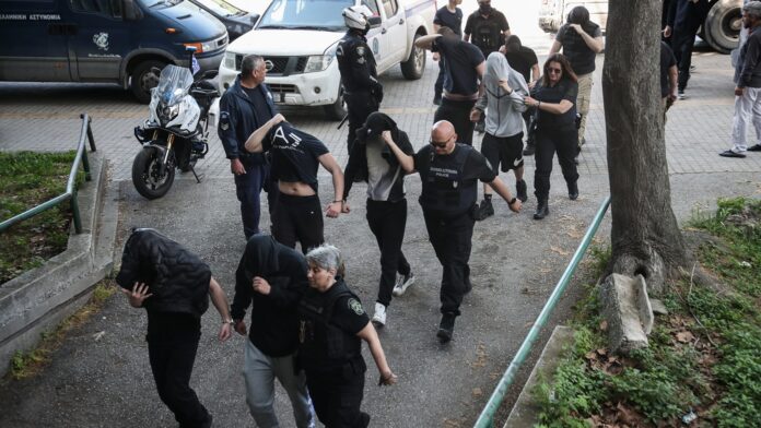 13 κατηγορούμενοι κρίθηκαν ένοχοι για τη συμμετοχή τους στην «Εθνικιστική Νεολαία Θεσσαλονίκης» – Τι ποινές επιβλήθηκαν