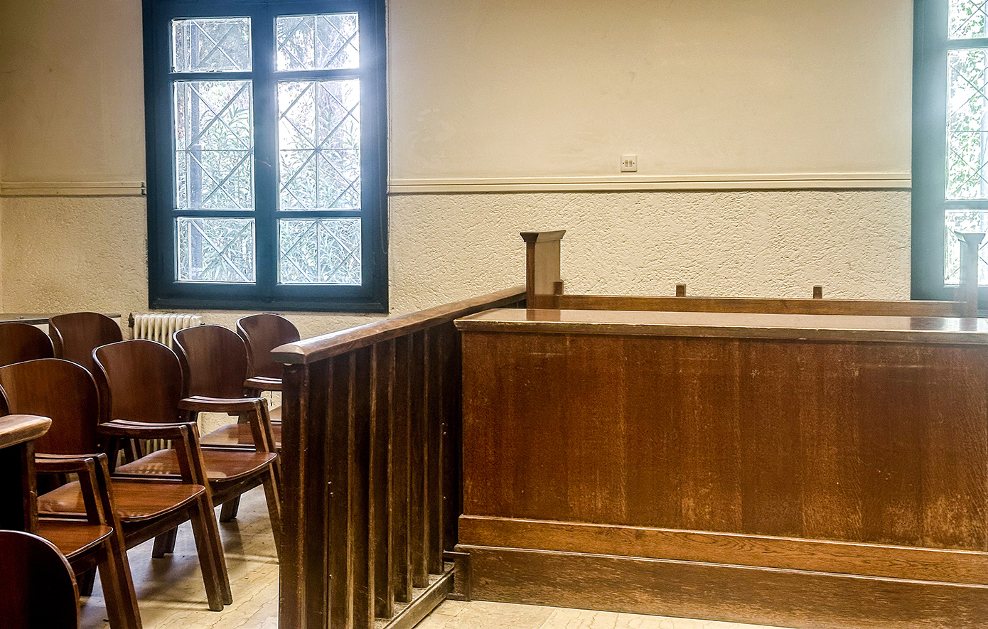 50χρονος από τη Λάρισα στο εδώλιο για απειλές με τσεκούρι κατά της πρώην συζύγου του και απειλητικά μηνύματα