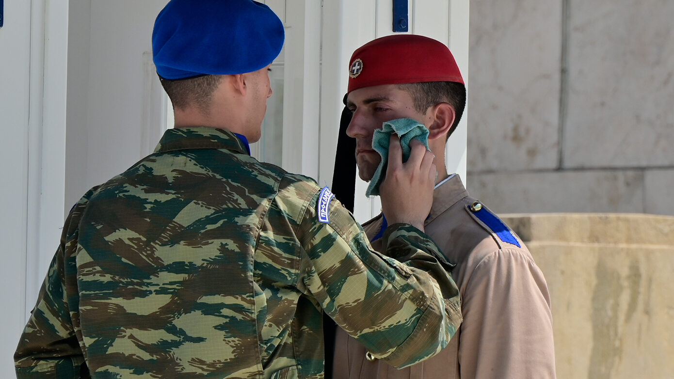 Οι Εύζωνες κάτω από τον καυτό ήλιο της Αθήνας τηρούν με απόλυτη συνέπεια το τελετουργικό