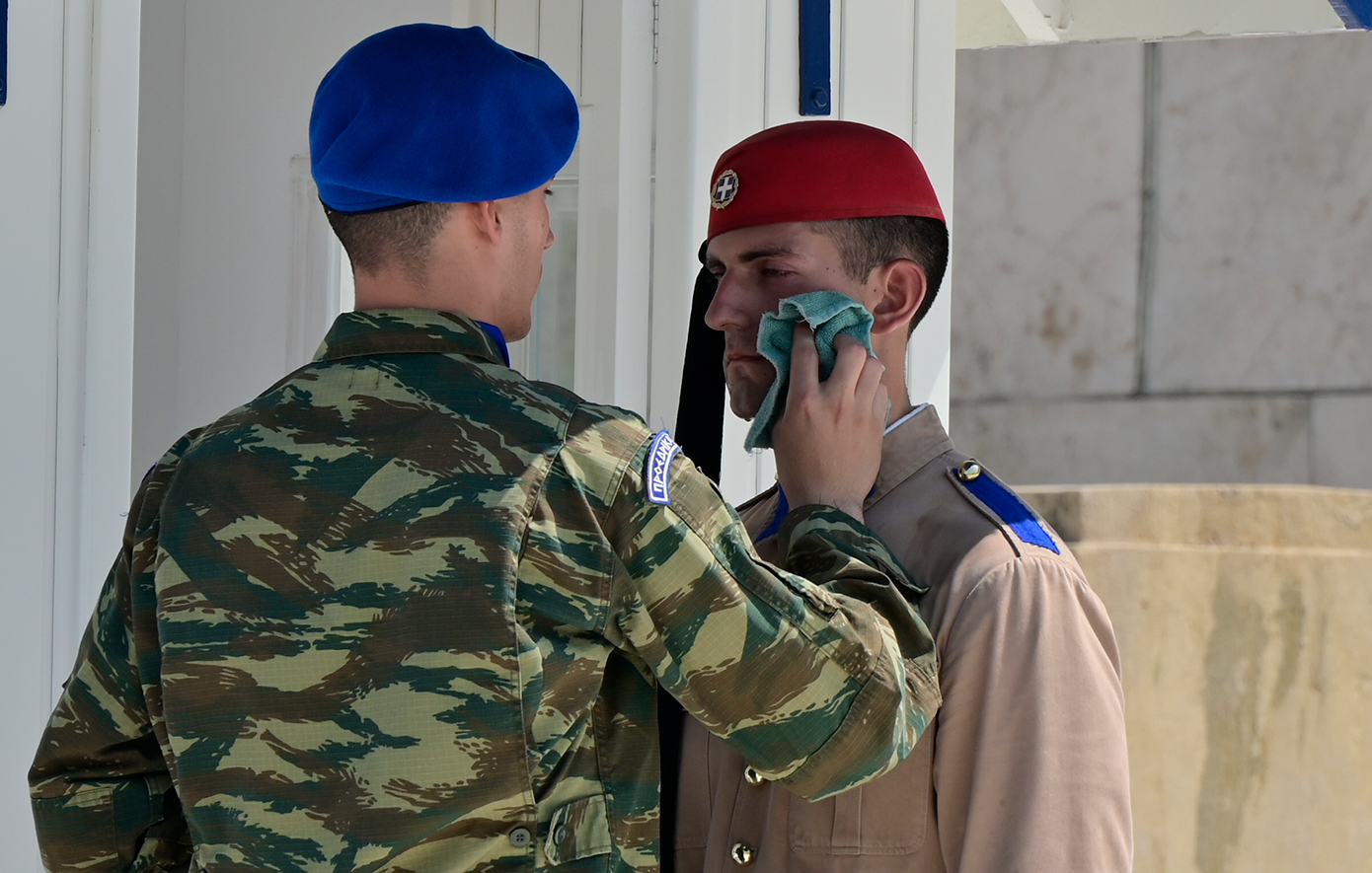 Οι Εύζωνες κάτω από τον καυτό ήλιο της Αθήνας τηρούν με απόλυτη συνέπεια το τελετουργικό