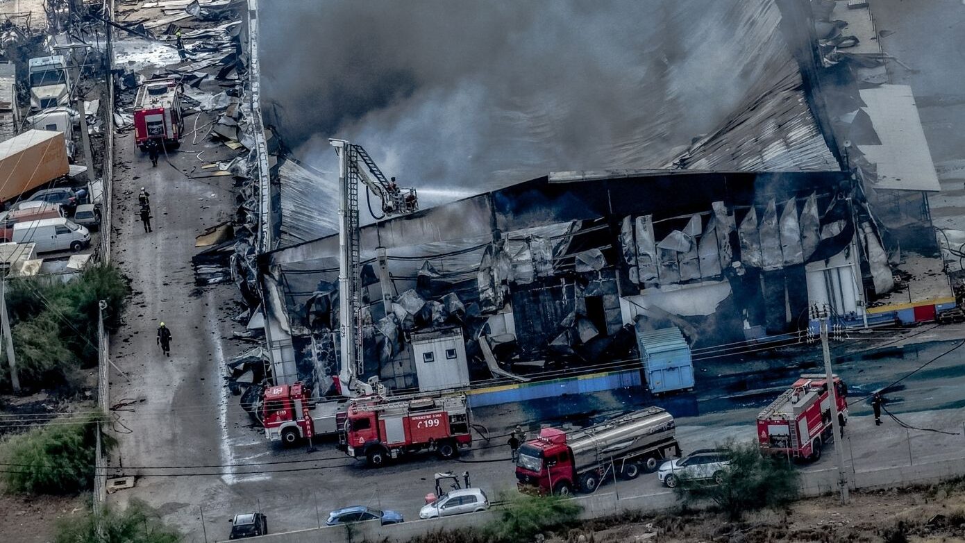 Φωτιά στον Ασπρόπυργο: 11 τραυματίες, τρεις διασωληνωμένοι – Καταγγελίες για ανύπαρκτα μέτρα ασφαλείας