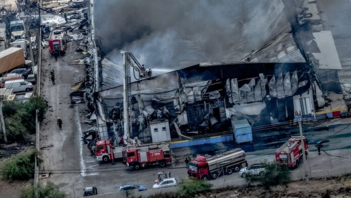 Φωτιά στον Ασπρόπυργο: 11 τραυματίες, τρεις διασωληνωμένοι – Καταγγελίες για ανύπαρκτα μέτρα ασφαλείας