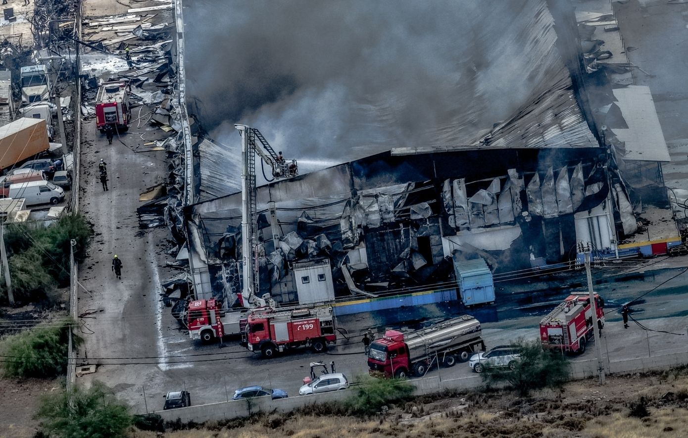 Φωτιά στον Ασπρόπυργο: 11 τραυματίες, τρεις διασωληνωμένοι – Καταγγελίες για ανύπαρκτα μέτρα ασφαλείας