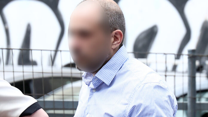 ΕΟΠΥΥ απάτη: Στα δικαστήρια Πειραιά ο φαρμακοποιός και πρώην υποψήφιος βουλευτής – Οδηγήθηκε ενώπιον του ανακριτή