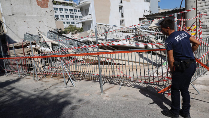 Κατάρρευση πολυκατοικίας στα Πετράλωνα: Κλιμάκιο πραγματογνωμόνων της Πολεοδομίας διερευνά τα αίτια
