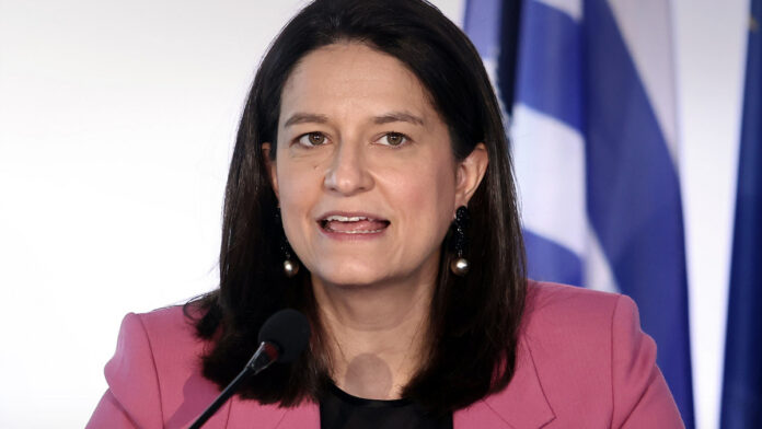 Κεραμέως: Νομοσχέδιο για την ισότητα αμοιβής των δύο φύλων, αδιανόητο να διατηρούνται οι επιφυλάξεις