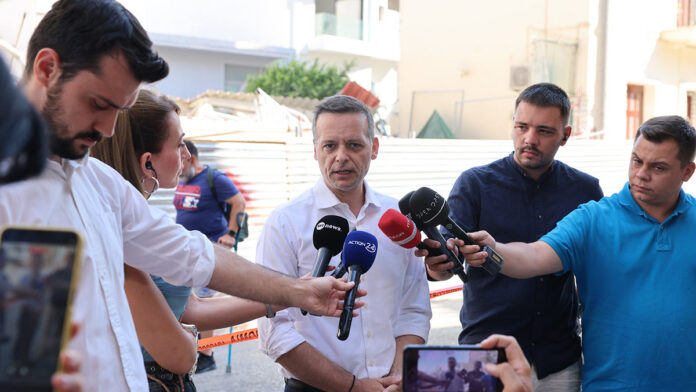 Δούκας ανακοίνωσε επίδομα 3.000 ευρώ για κάθε νοικοκυριό και προσωρινή στέγαση για τους πληγέντες στα Πετράλωνα