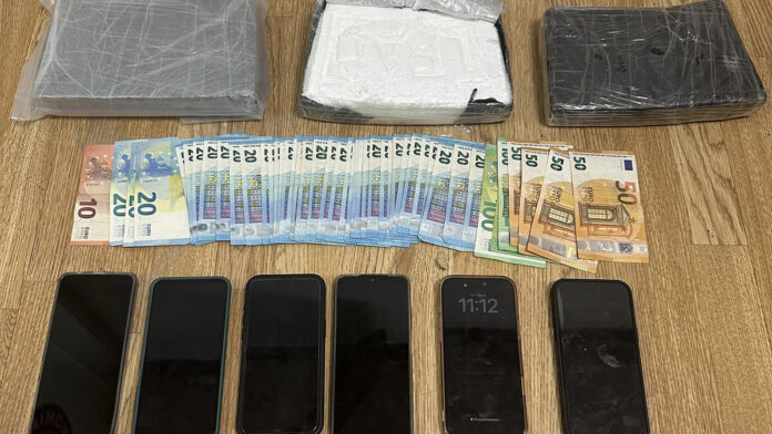 Αττική: Μπλόκο σε τρεις άνδρες που διακινούσαν ναρκωτικά – Κατασχέθηκαν πάνω από 3 κιλά κοκαΐνης