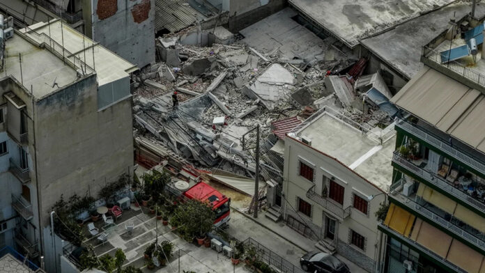 Κατάρρευση πολυκατοικίας στα Πετράλωνα: Ένοικος παραλίγο να εγκλωβιστεί λόγω κλίσης του κτηρίου, δεν άνοιγε η πόρτα