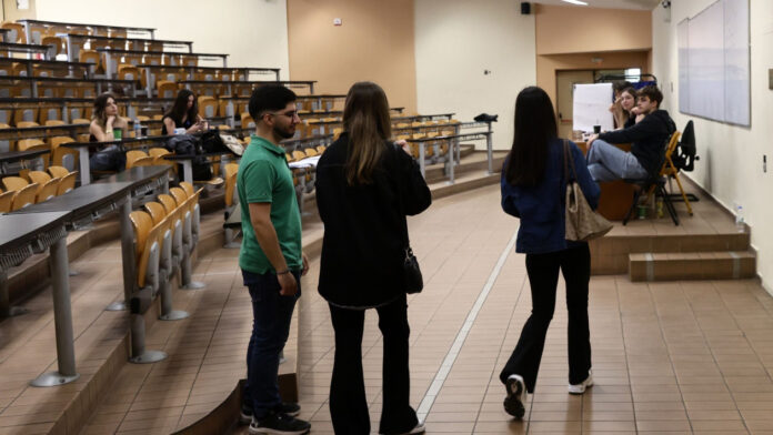 Βάσεις 2026: Ποιο τμήμα έπεσε στα 12.925 μόρια από 17.350 και ποιο ανέβηκε πάνω από 7.500 μόρια