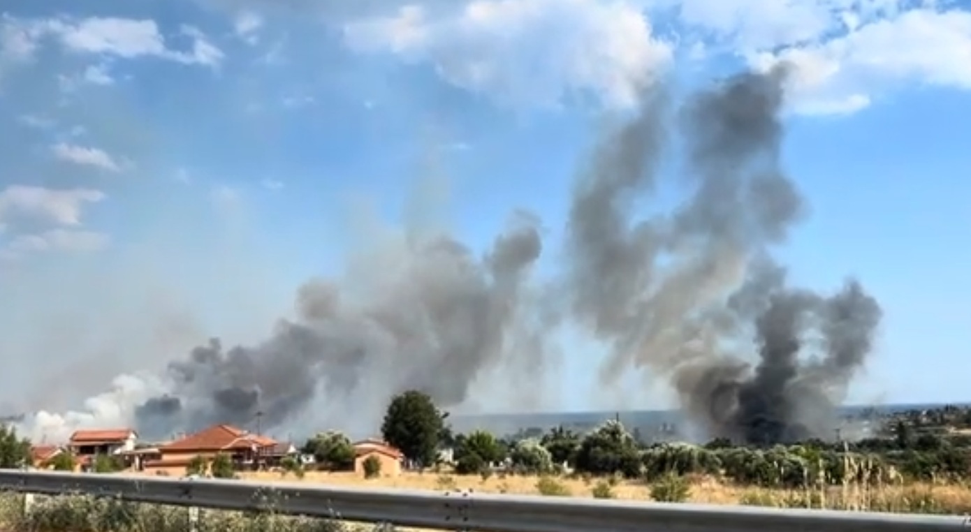 Φωτιά στη Νέα Καλλικράτεια Χαλκιδικής: Ήχησε το 112 για εκκένωση των περιοχών Αμπελάκια και Κηπούπολη – Καίγονται κατοικίες