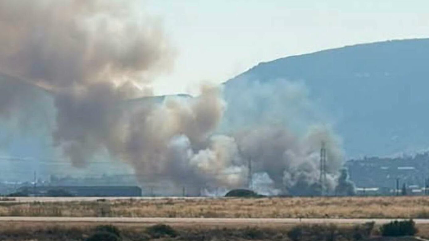 Φωτιά στο Κορωπί: Καίει χαμηλή βλάστηση και απορρίμματα, ήχησε το 112